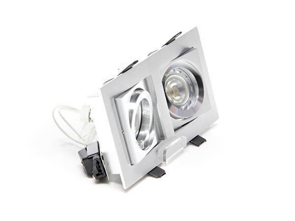 Ein rechteckiger, metallischer Deckeneinbaurahmen mit zwei runden Spots für verstellbare LED-Einbauleuchten, Kabel sichtbar.