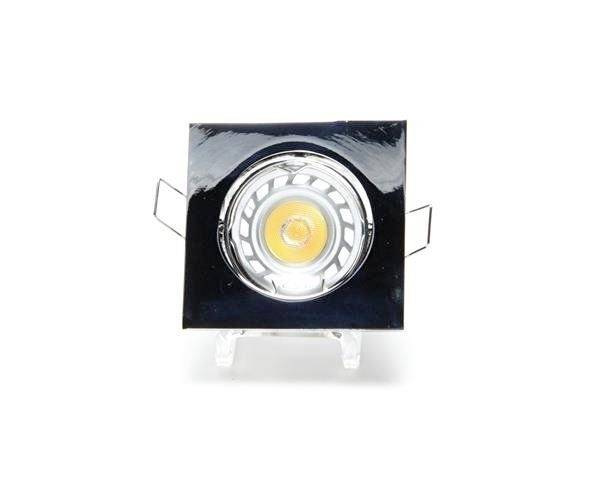 Ein viereckiger, schwarzer Deckenstrahler mit glänzender Oberfläche. Er hat einen runden, zentralen Leuchtmittel-Einsatz.