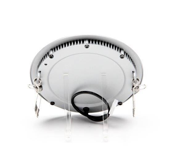 Ein rundes elektronisches Gerät mit Befestigungsmechanismus an der Unterseite und einem schwarzen Kabel, auf einem weißen Hintergrund.