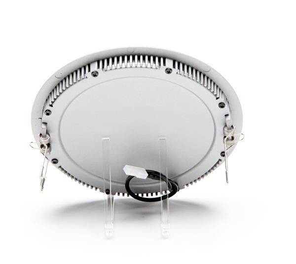 Ein rundes, weißes LED-Licht von unten gezeigt, auf einem durchsichtigen Ständer platziert, mit sichtbarem Kabel und Befestigungsclips.