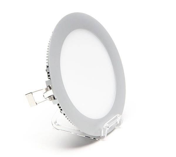 Runde LED-Lampe mit weißem Rahmen, auf einem weißen Hintergrund. Sie steht leicht geneigt auf einem transparenten Ständer.