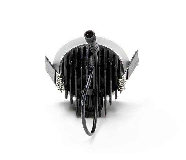 Rückansicht einer runden, schwarzen LED-Lampe mit Kühlrippen und einem Kabel, das nach hinten herausragt.
