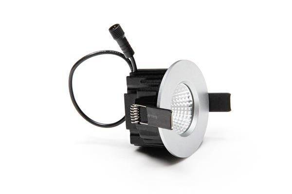 LED-Spotlight in zylindrischer Form mit silbernem Rand, schwarzer Kühlkörper und zwei Kabelanschlüssen, seitlich betrachtet.