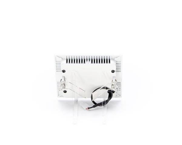 Ein weißes elektronisches Gerät mit Lüftungsschlitzen und angeschlossenen Kabeln auf der Rückseite, vor einem weißen Hintergrund.