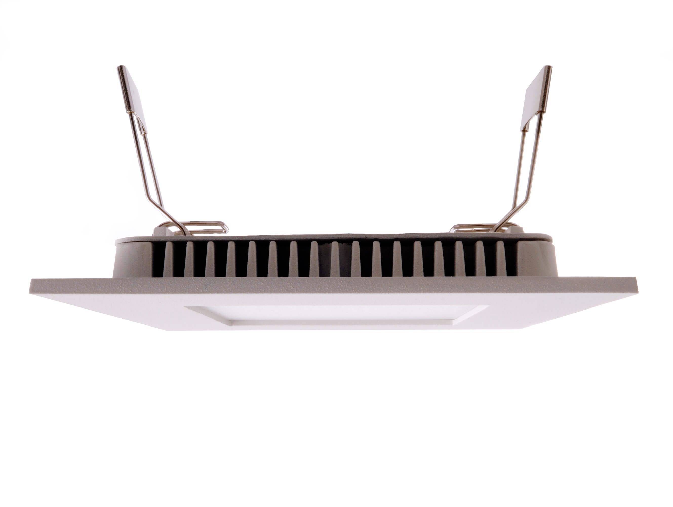 Ein quadratischer LED-Deckeneinbaustrahler mit kühlenden Rippen und zwei Metallklammern, die zur Befestigung an der Decke dienen.