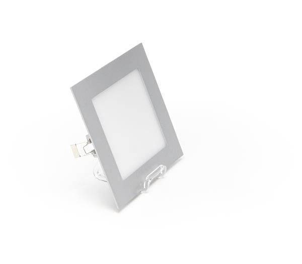 Quadratische LED-Paneelleuchte mit silbernem Rahmen, leicht nach hinten geneigt, auf weißem Hintergrund präsentiert.