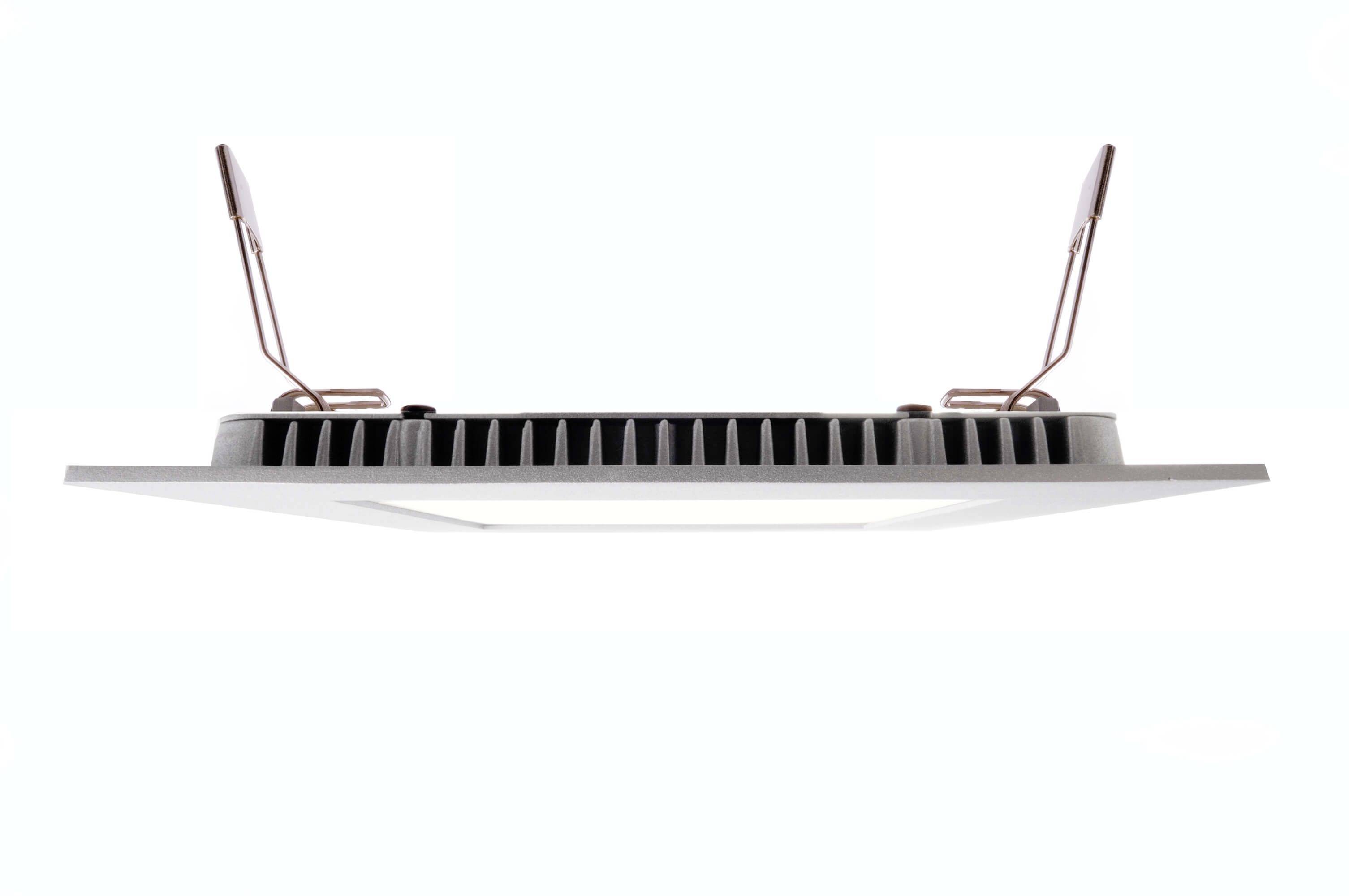 Ein flaches LED-Panel mit zwei Metallklammern zur Befestigung, seitliche Ansicht. Geeignet zur Deckenmontage für indirekte Beleuchtung.