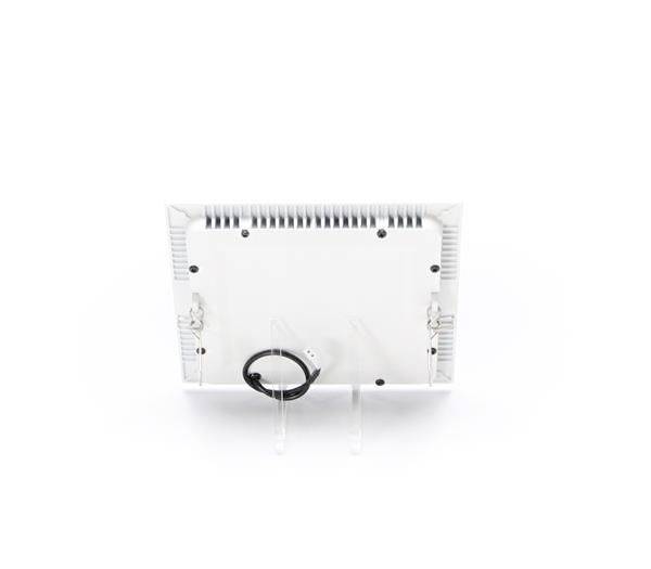 Rückseite eines weißen elektronischen Geräts mit einem angeschlossenen Kabel, gezeigt auf einem weißen Hintergrund.
