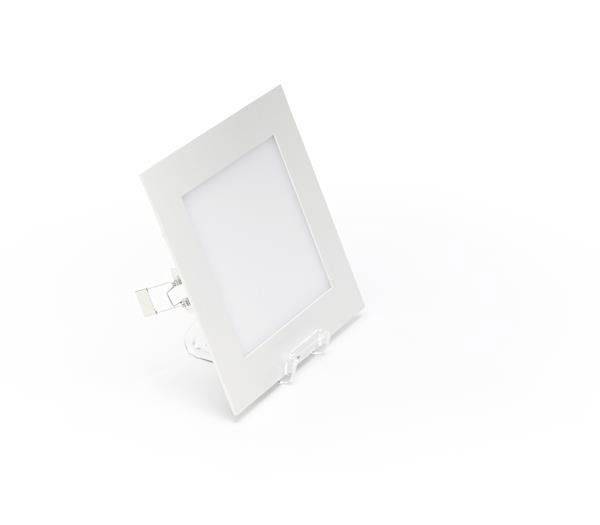 Quadratische weiße LED-Deckenleuchte auf weißem Hintergrund. Sie ist leicht geneigt dargestellt, mit sichtbarem Halteclip auf der Rückseite.