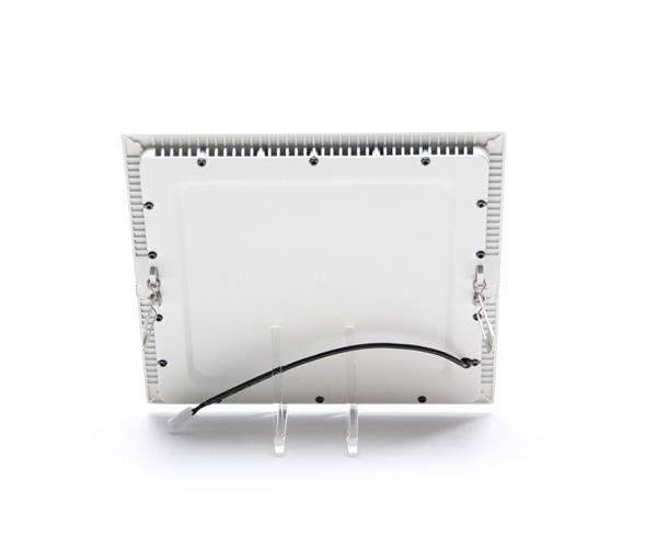 Rückansicht eines weißen elektronischen Geräts auf einem transparenten Ständer, mit sichtbarem schwarzen Kabel und Schrauben.