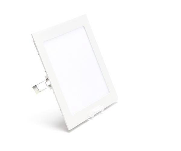 Weiße quadratische LED-Leuchte mit flacher Bauweise und Metallklammern zur Wand- oder Deckenmontage. Energiesparend und modern.