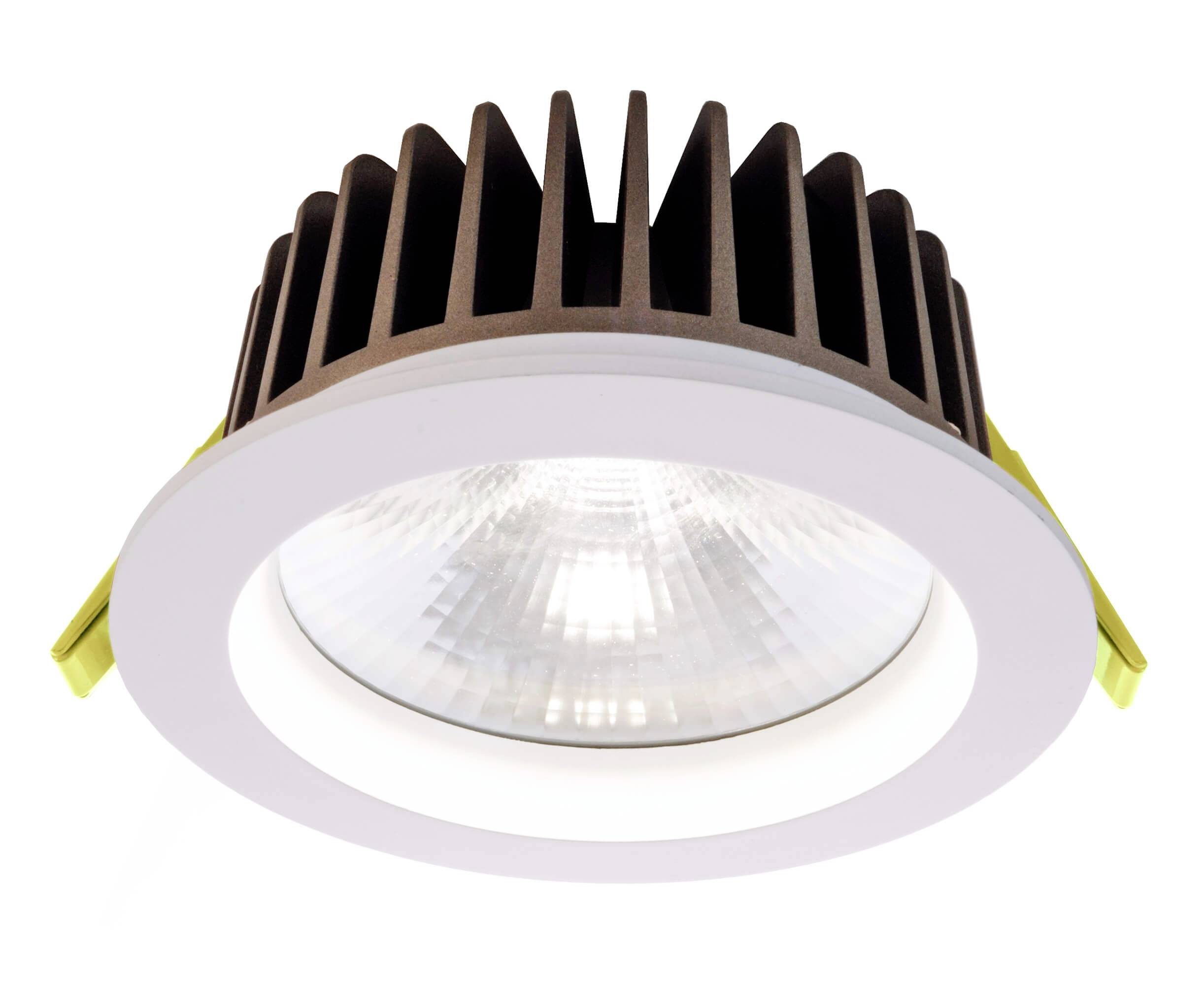 LED-Einbaustrahler mit weißem Rahmen und Kühlrippen aus Metall, vorgesehen für die Deckenmontage in Wohn- oder Geschäftsräumen.