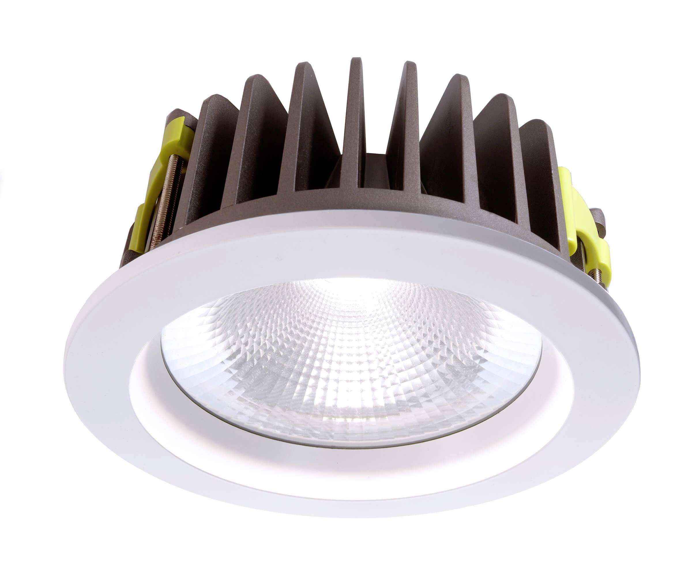 Ein runder LED-Deckeneinbaustrahler mit kühlenden Lamellen und einem weißen Rahmen. Strahlt weißes Licht aus.