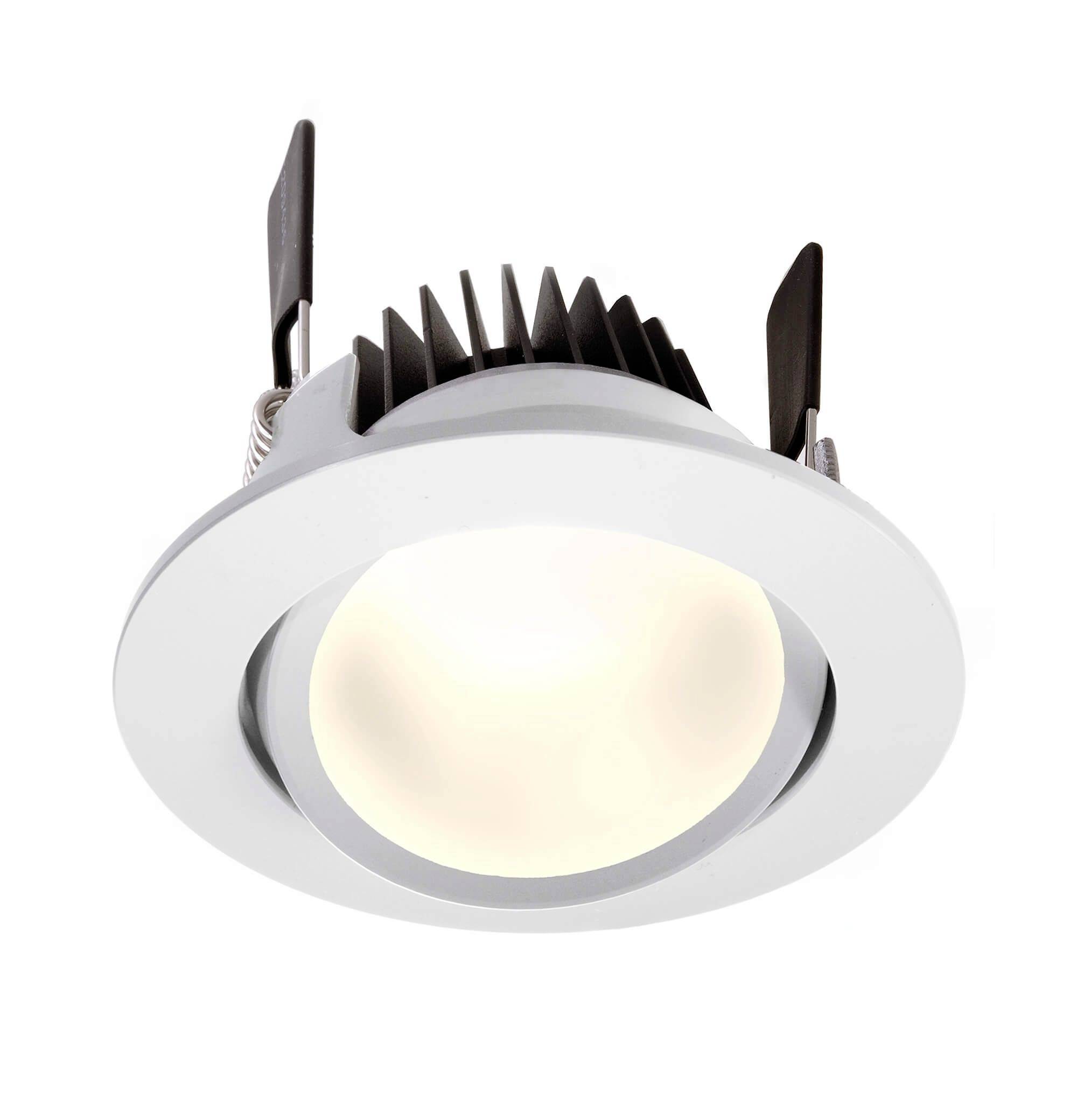 Ein runder, weißer LED-Deckeneinbaustrahler mit Kühlrippen und Clips zur Befestigung. Ideal für energieeffiziente Beleuchtung.