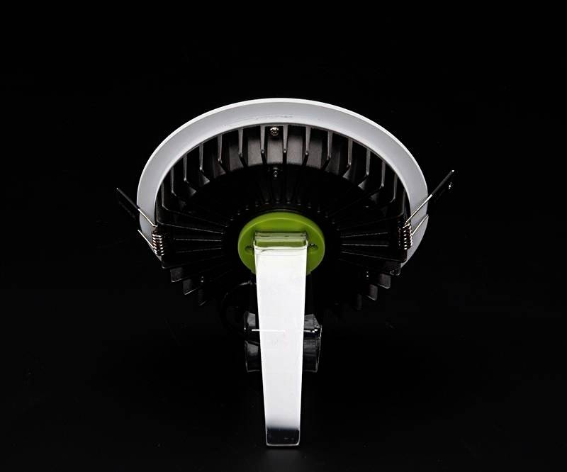 Eine runde LED-Lampe mit Kühlkörper und Halterung, auf schwarzem Hintergrund. Entworfen für effiziente Beleuchtung mit moderner Technik.