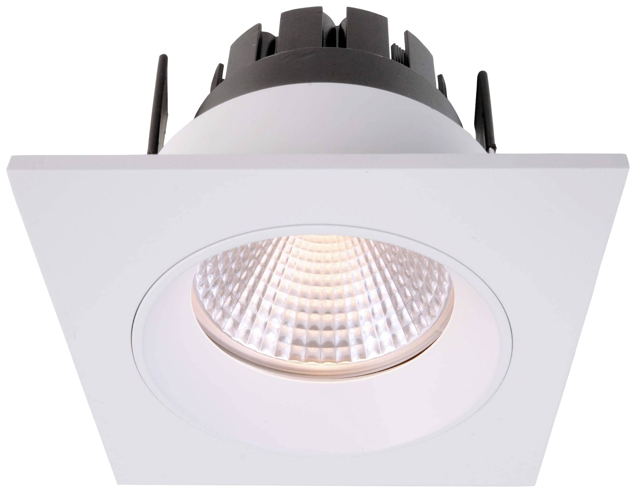 Ein quadratischer LED-Einbaustrahler mit schwarzem Kühlkörper und silbernem Reflektor in einem weißen Rahmen.