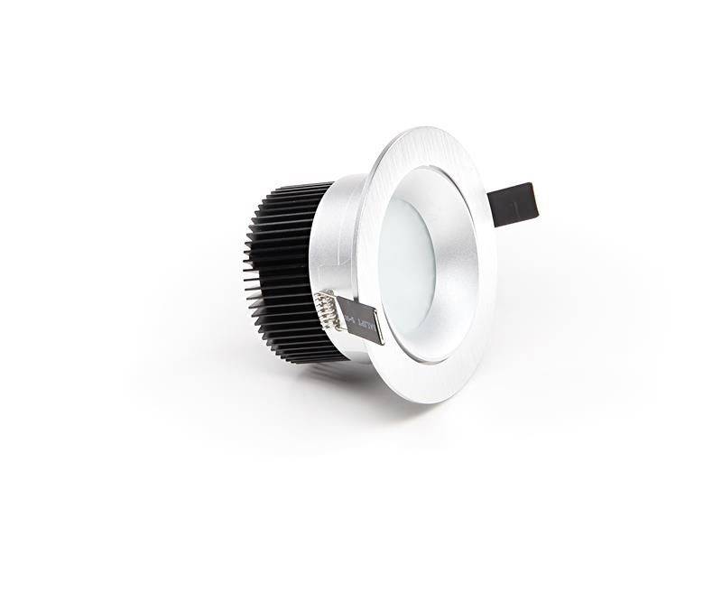 Rundes LED-Downlight mit silbernem Rahmen und schwarzem Kühlkörper, seitliche Befestigungsklammern sichtbar.