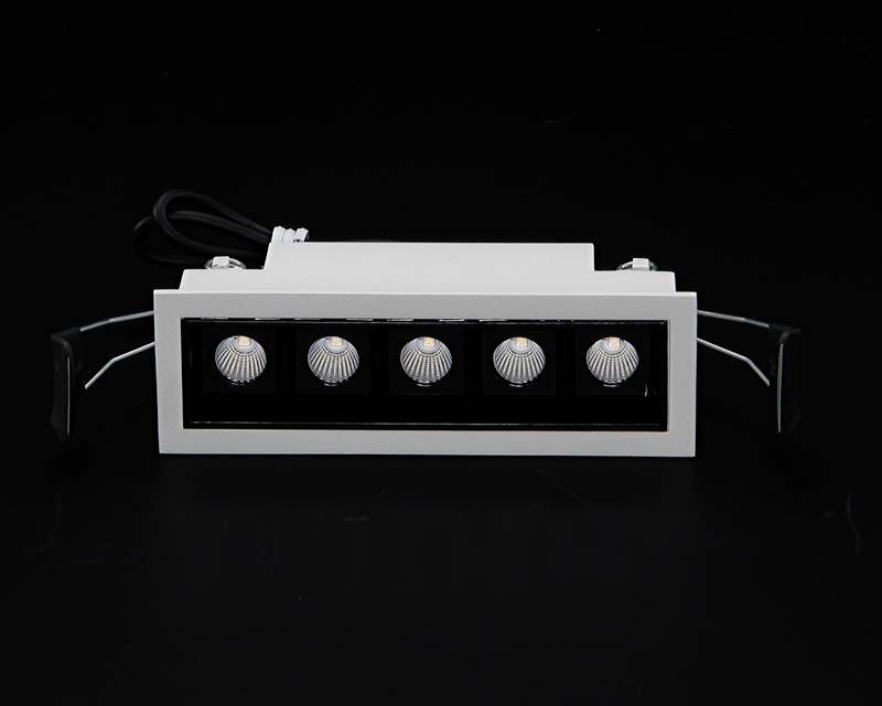 Ein rechteckiger LED-Downlight mit fünf Leuchten, montierbar, auf schwarzem Hintergrund, geeignet für moderne Innenbeleuchtung.