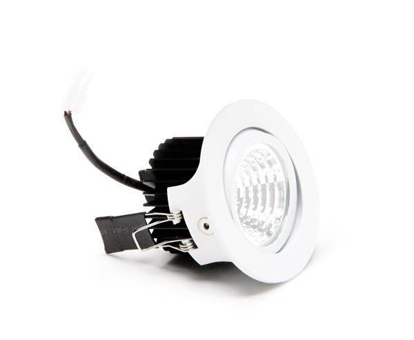 Eine weiße, runde LED-Einbauleuchte mit Kühlkörper und angeschlossenem Kabel.