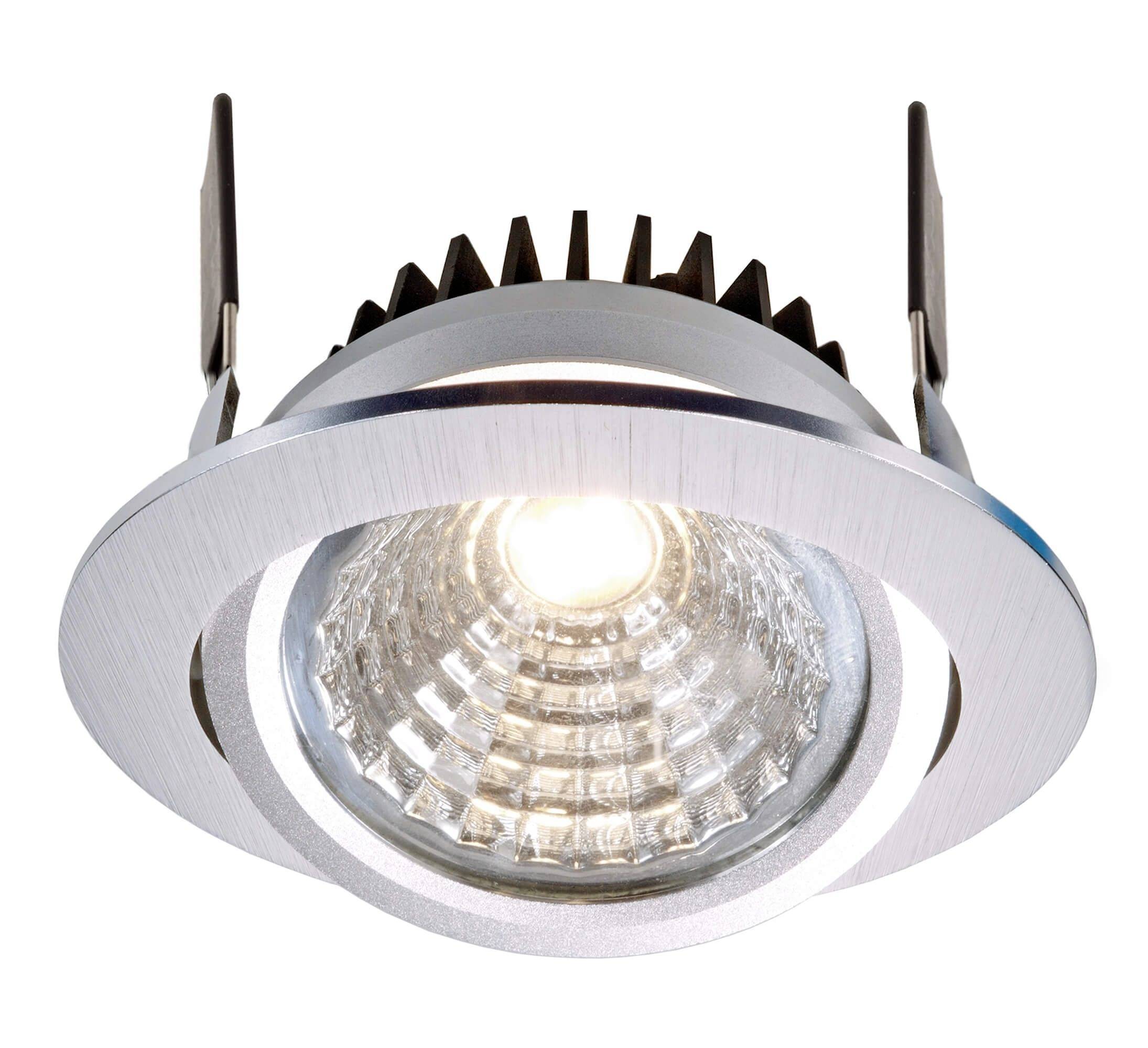 Ein eingelassener LED-Strahler mit rundem Rahmen und metallener Oberfläche strahlt helles Licht aus, geeignet für die Deckeneinbau.