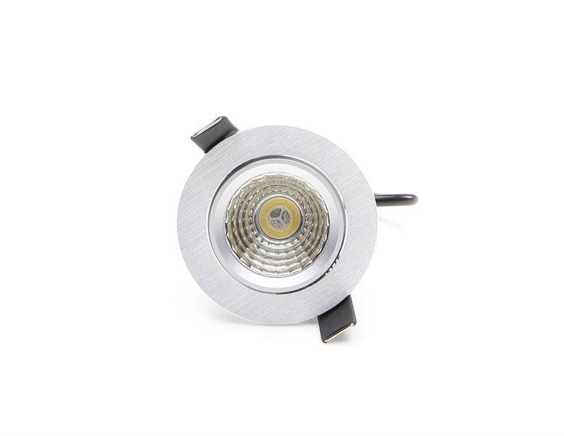 Runder LED-Spotstrahler in mattem Silber, mit zentraler LED-Lichtquelle und facettierter Reflektoroberfläche.