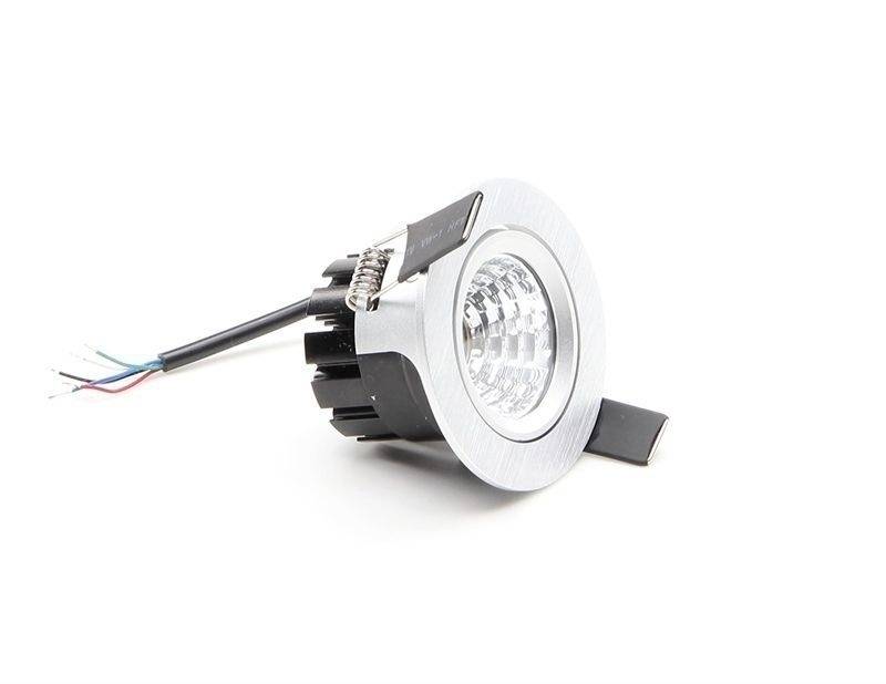 Ein runder LED-Einbaustrahler aus Metall mit sichtbaren Kabeln und glänzender Oberfläche liegt auf weißem Hintergrund.