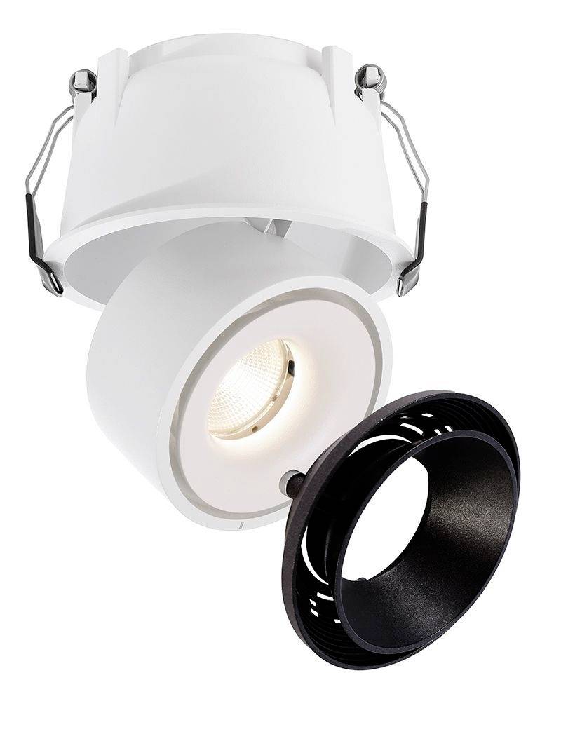 Ein weißer Deckenstrahler mit schwarzem Blendschutzring, der entfernt ist, zeigt das Innenleben der Lampe. Geeignet für modernes Lichtdesign.