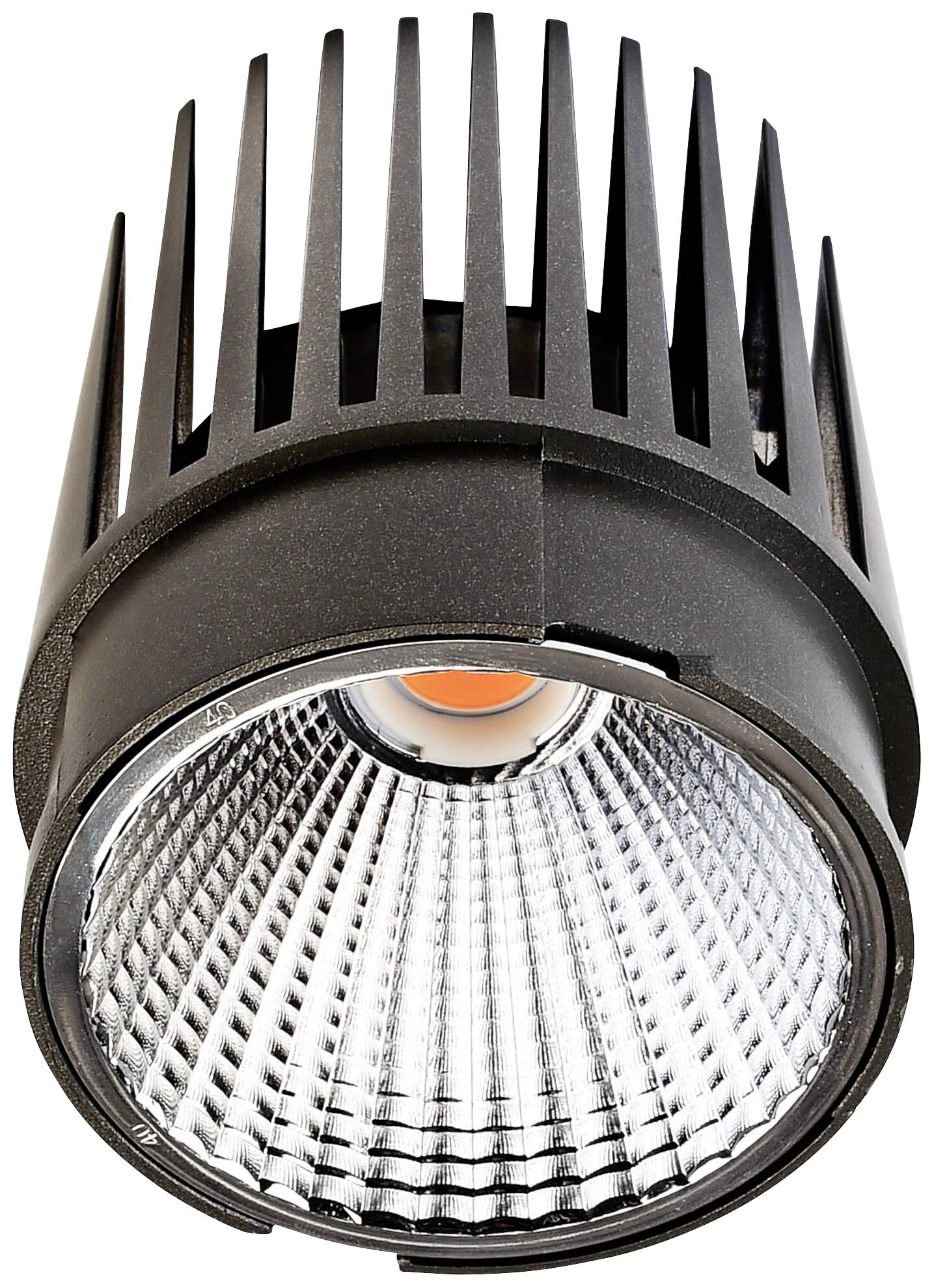 LED-Lampe mit schwarzem Kühlkörper und reflektierendem Innenbereich. Vorderansicht zeigt das strukturelle Design zur besseren Lichtstreuung.