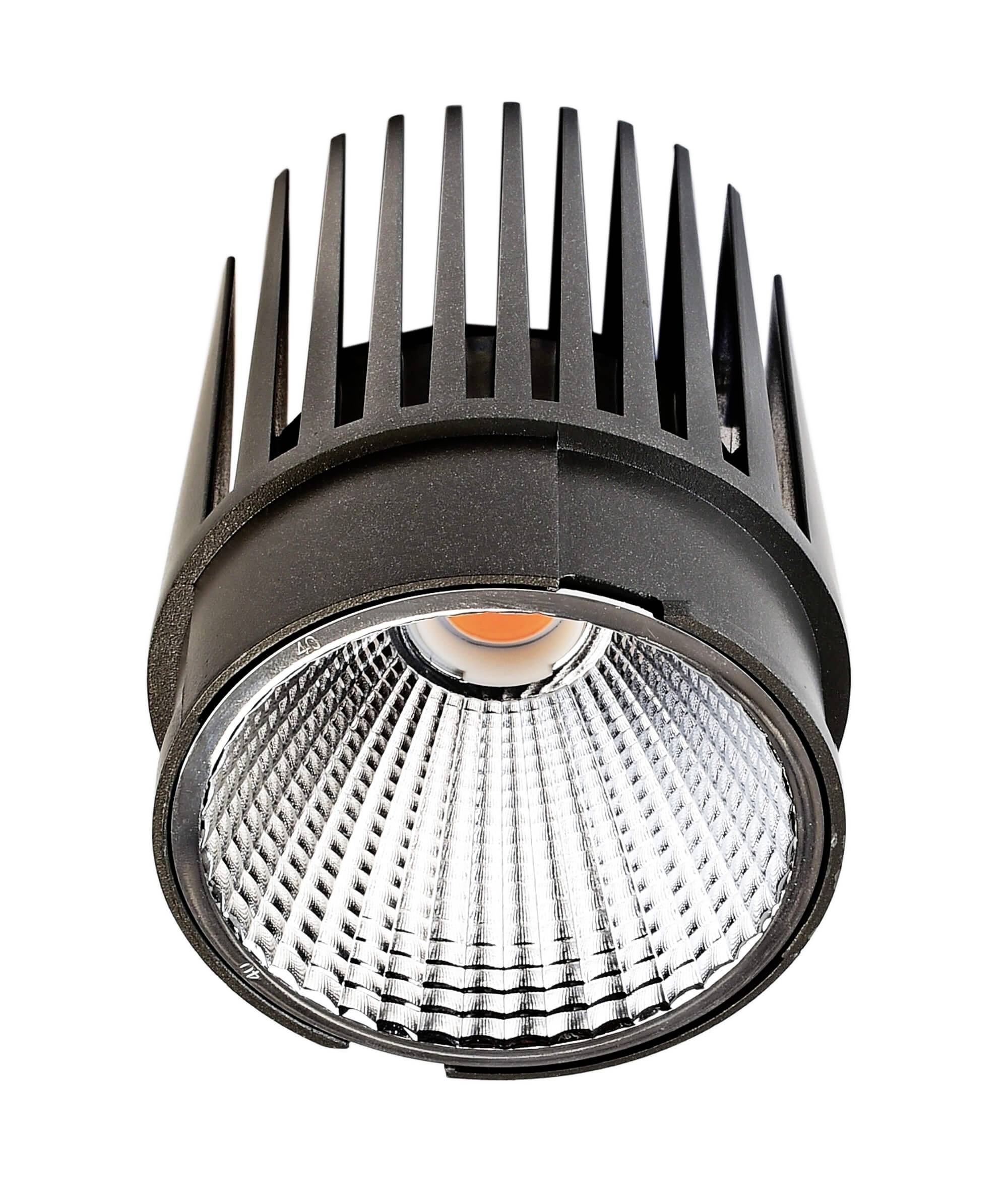 Schwarzer LED-Strahler mit Kühlrippen, von unten gesehen.