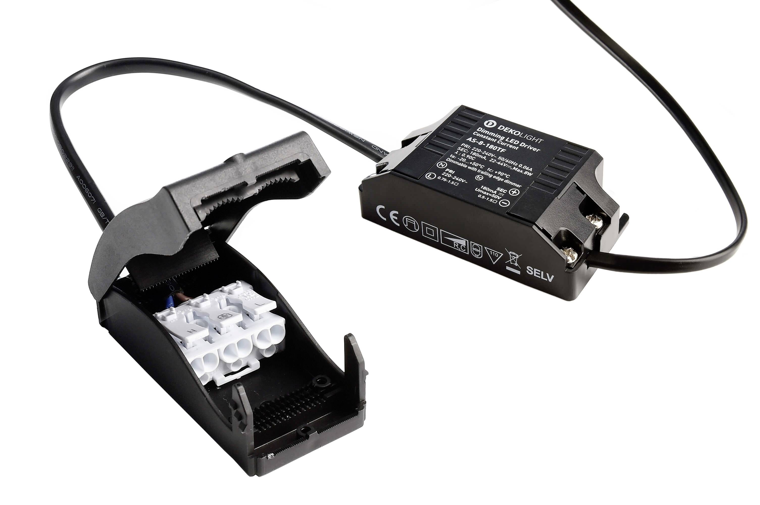 Ein schwarzer LED-Treiber mit einem offenen Gehäuse, das weiße elektrische Klemmen innen zeigt; Kabel sind verbunden.