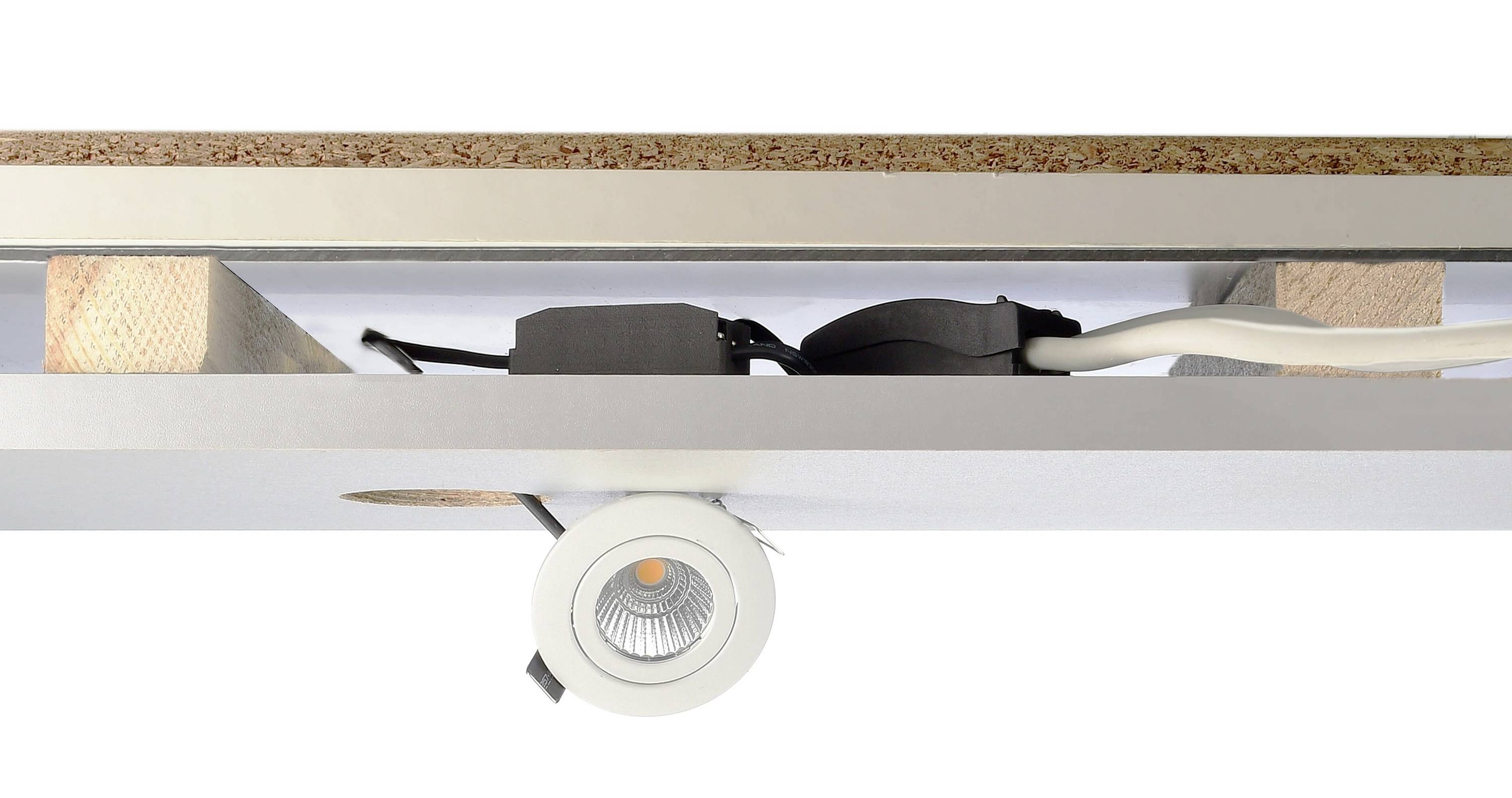 In der Decke integrierter, runder LED-Spot mit sichtbarer Verkabelung und Holzbefestigung.