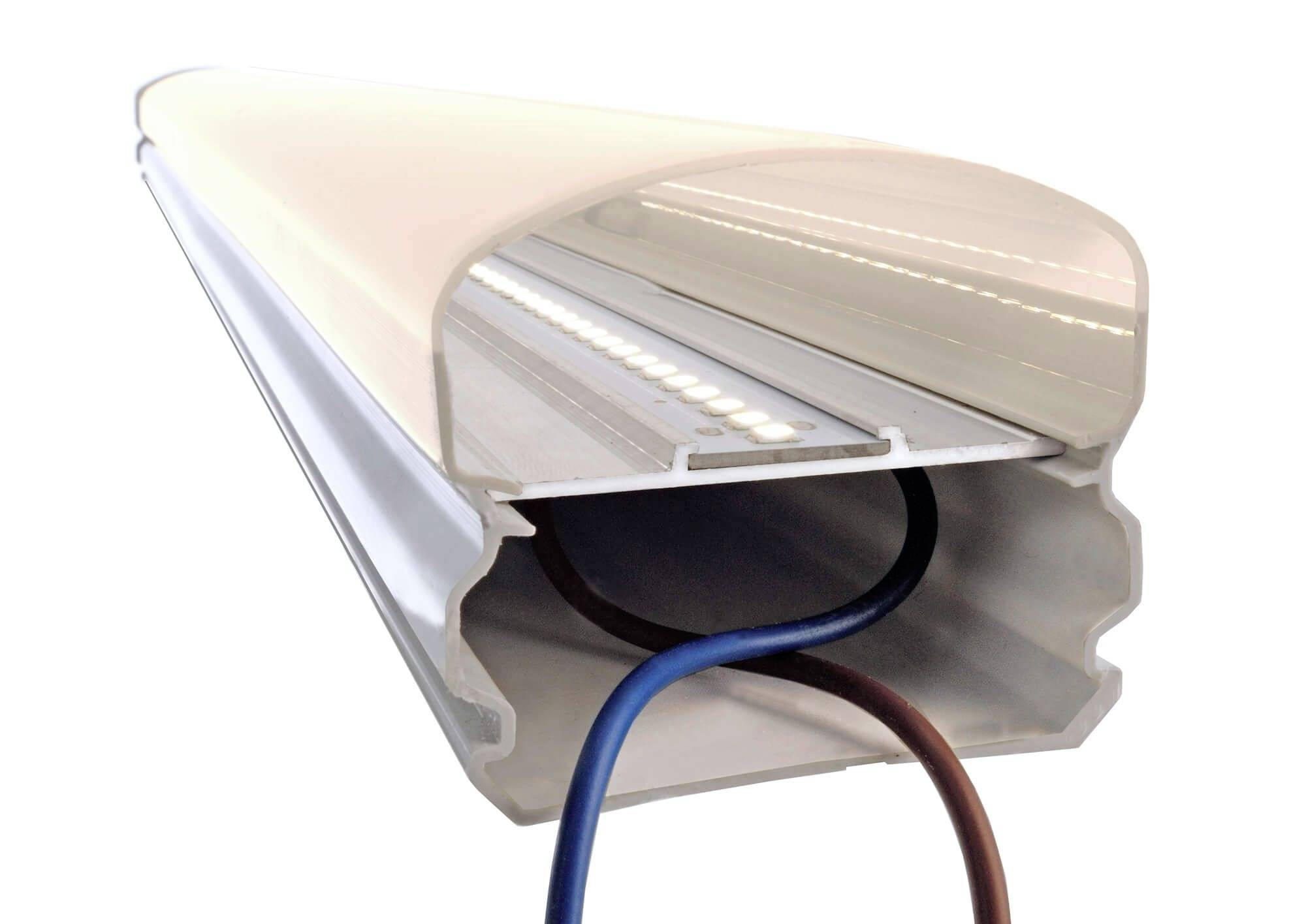 Weiße LED-Leuchte in Aluminiumprofil mit sichtbaren Drähten, geeignet für Decken- oder Wandmontage zur effizienten Beleuchtung.