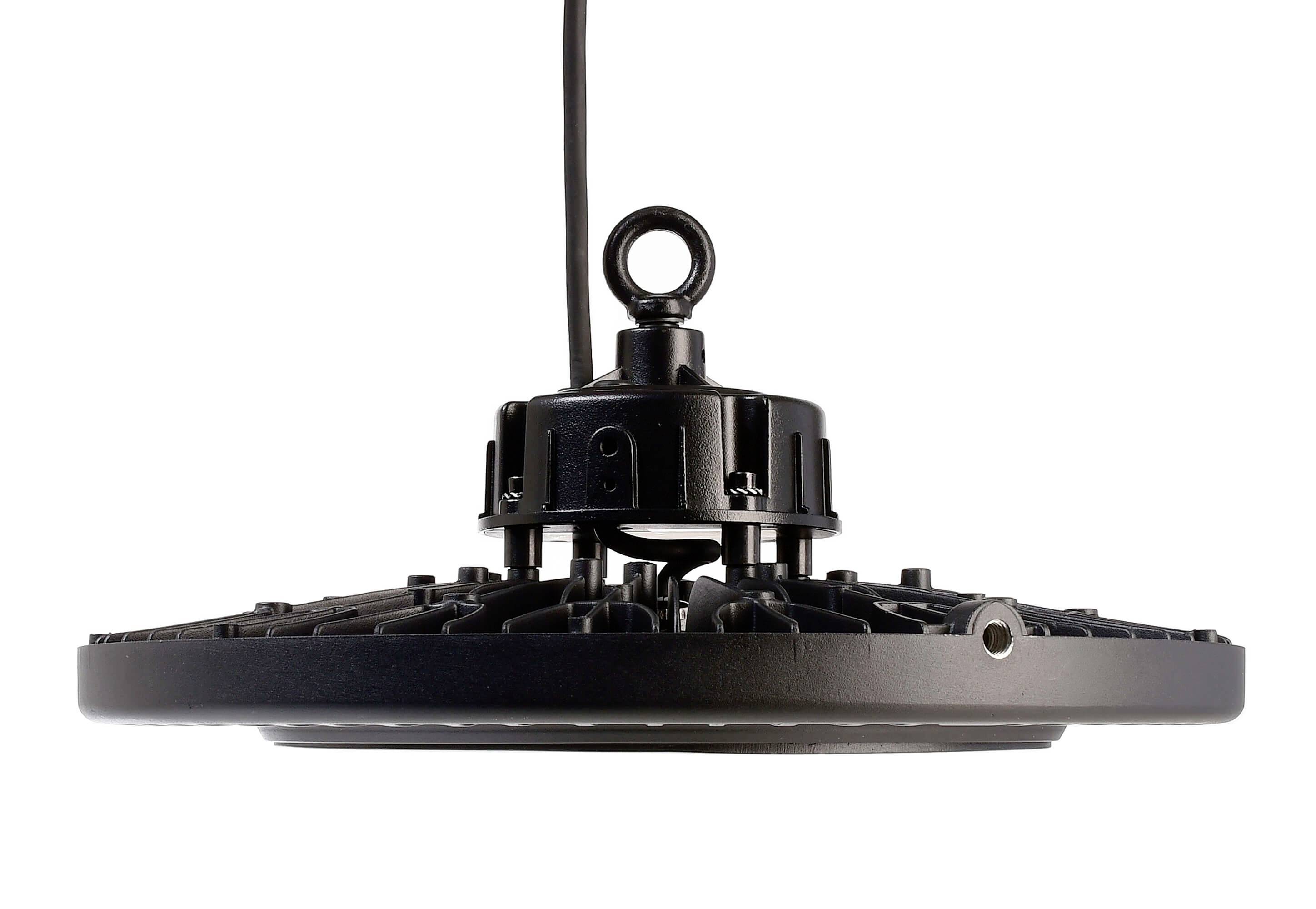 Industrielle LED-Deckenleuchte in runder Form, von unten betrachtet. Hängt an schwarzem Kabel.