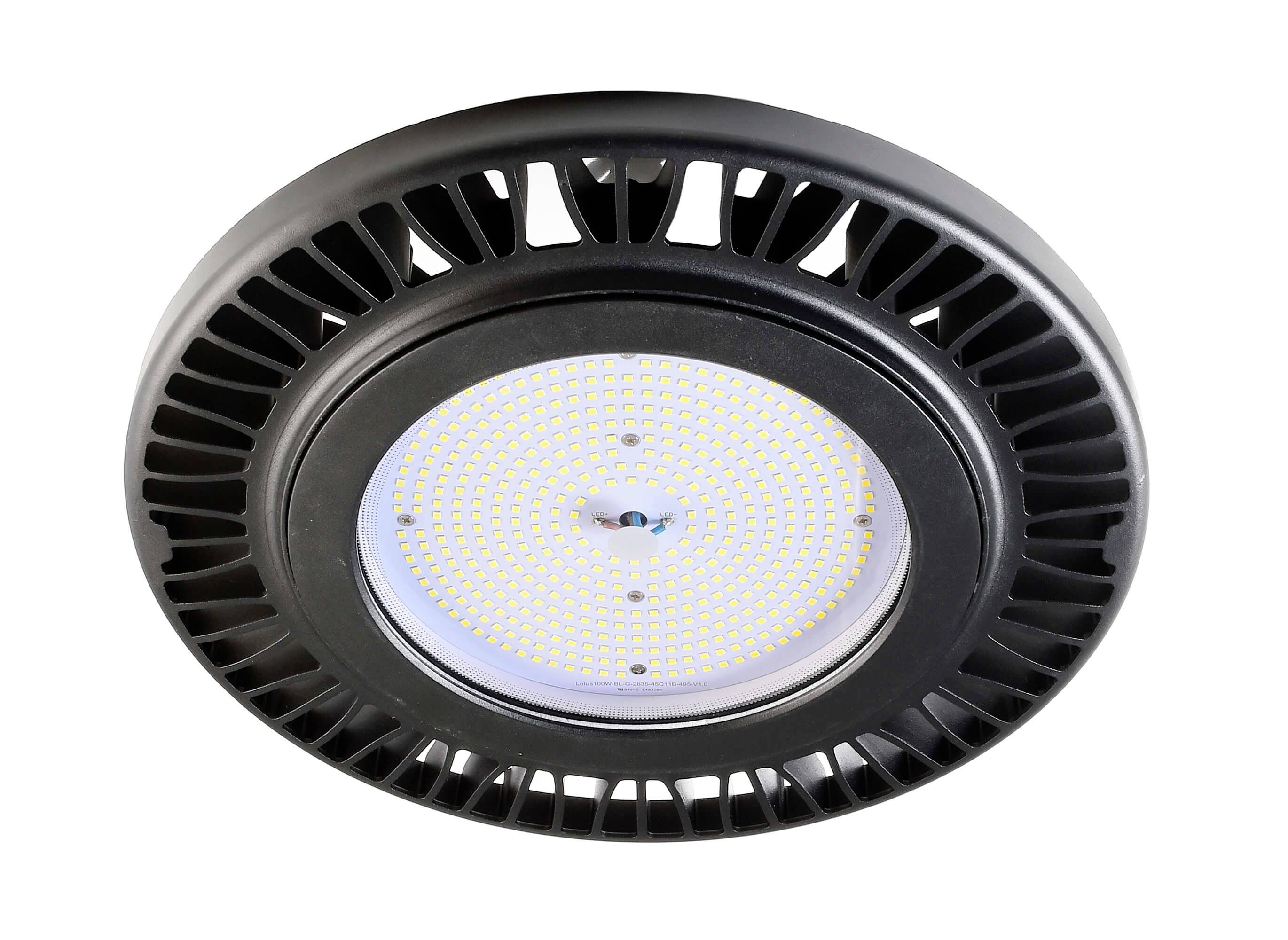 Eine runde LED-Deckenleuchte mit schwarzem Rahmen und vielen kleinen Leuchtdioden. Ideal für Industriebeleuchtung.