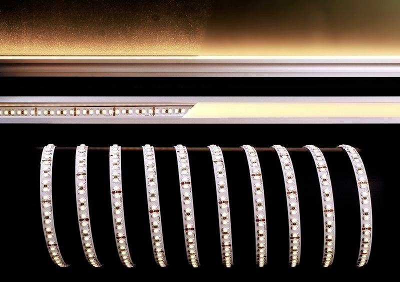 LED-Beleuchtung in Form von leuchtenden Streifen an einer Decke, die einem Raum warmes, gleichmäßiges Licht verleiht.
