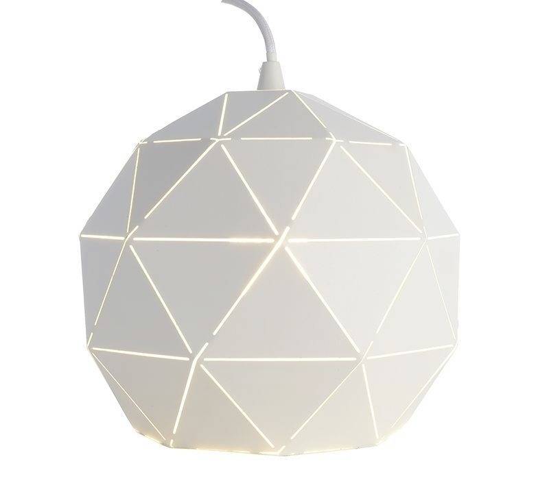 Weiße, kugelförmige Lampe mit geometrischem Muster zeigt Lichtspaltungen.