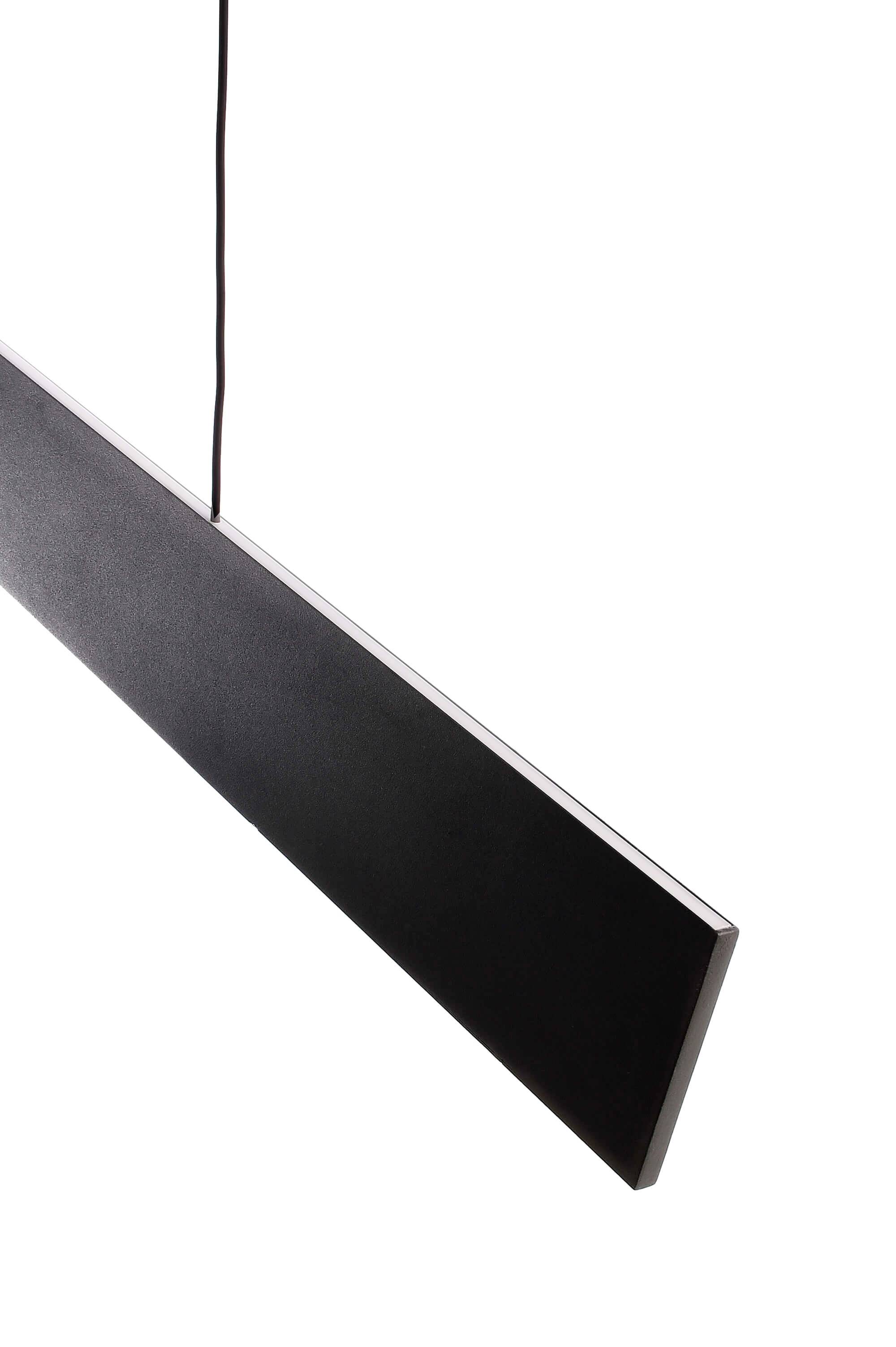 Eine minimalistische, schwarze Pendelleuchte hängt von der Decke und ist in einem schrägen Winkel abgebildet. Hintergrund ist weiß.