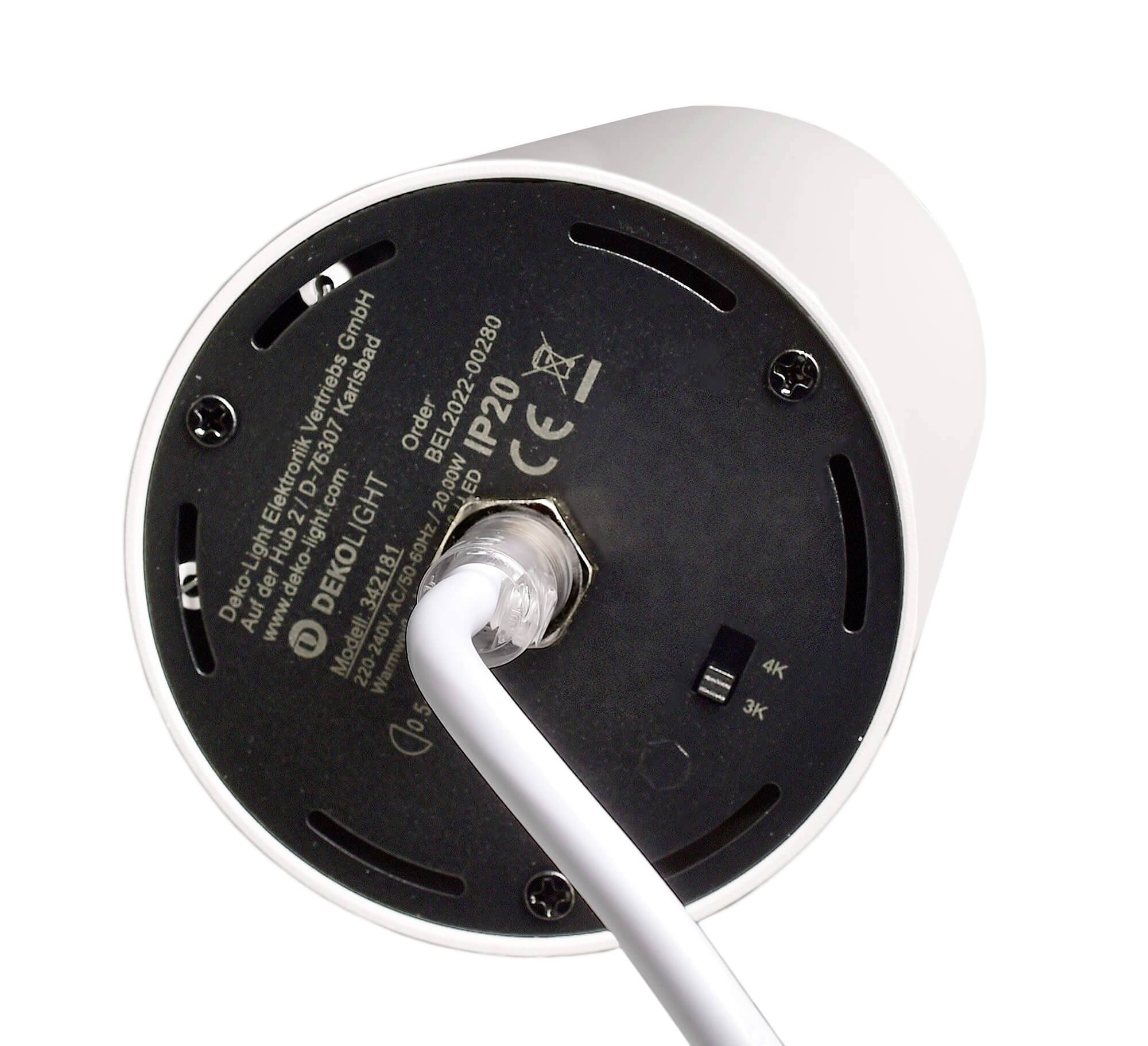 Rückansicht eines weißen Geräts mit Kabel. Aufgedruckter Text: Herstellerinformationen, Modellnummer 'P20', Drehschalter für 4K/3K.