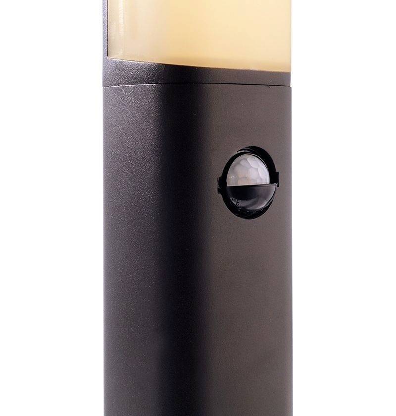 Eine moderne Außenleuchte mit Bewegungsmelder, geeignet für energiesparende Beleuchtung im Garten oder an der Hofeinfahrt.