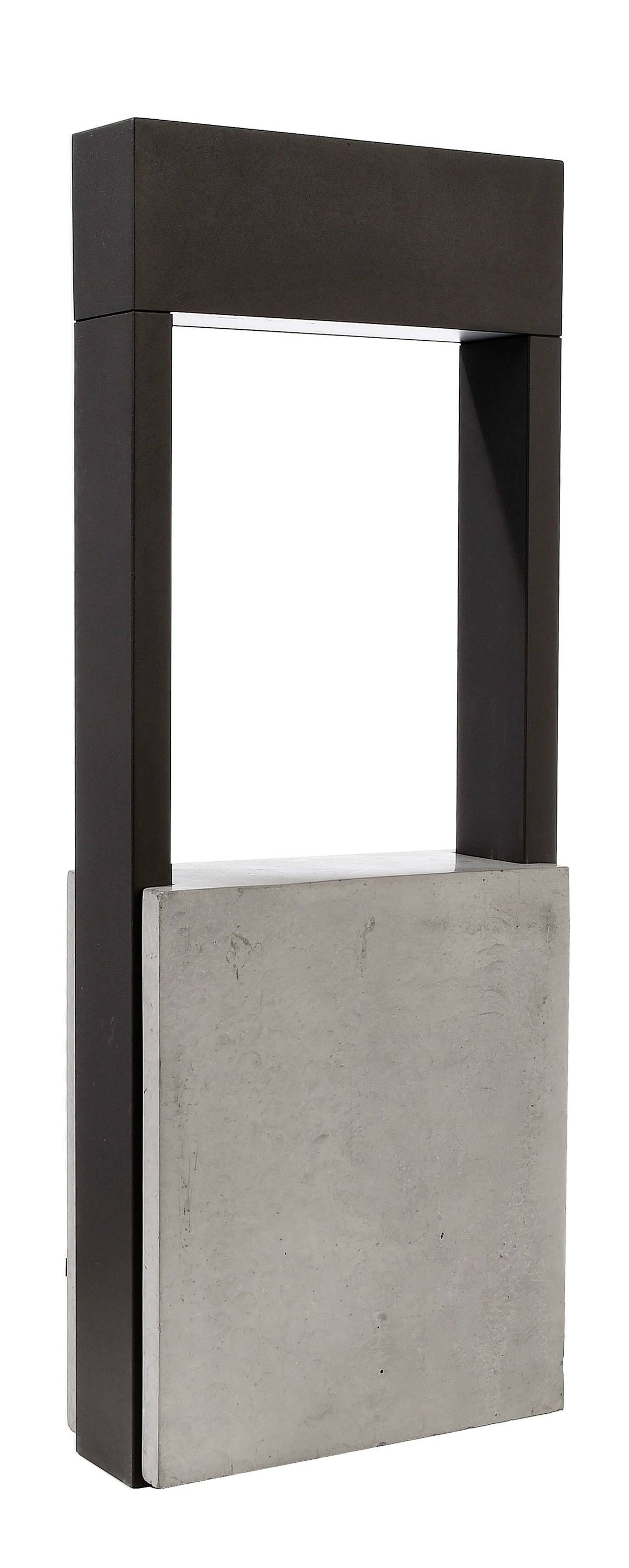 Eine moderne Stehlampe mit rechteckigem, schwarzem Rahmen und Betonfuß. Minimalistisches Design, geeignet für zeitgenössische Innenräume.