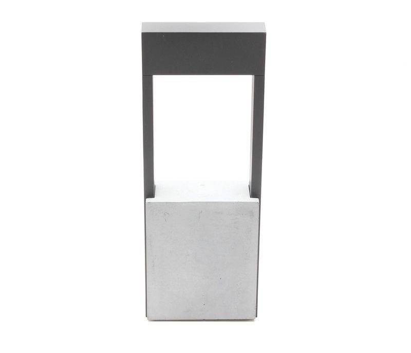 Eine moderne Außenleuchte mit rechteckigem Rahmen in dunkler Farbe und einer Aluminium-Basis, geeignet für Garten- oder Gehwegbeleuchtung.