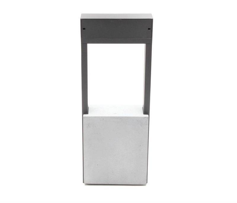 Metallisch aussehender, grauer quadratischer Rahmen aufrecht stehend, mit breitem, flachem Sockel, minimalistisch und modern.