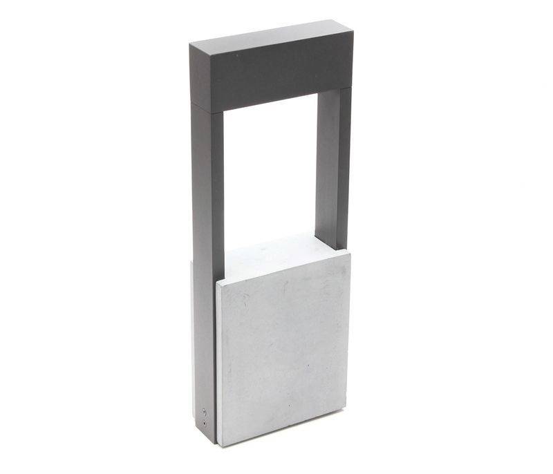 Eine moderne, rechteckige Außenlampe mit einem silbernen Sockel und einem dunkelgrauen, rechteckigen Bogen auf der Oberseite.