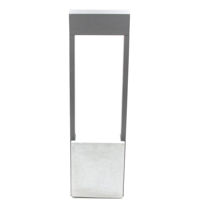 Eine moderne, minimalistische Stehlampe mit rechteckigem Gestell und quadratischem Leuchtkörper, geeignet für Outdoor-Umgebungen.