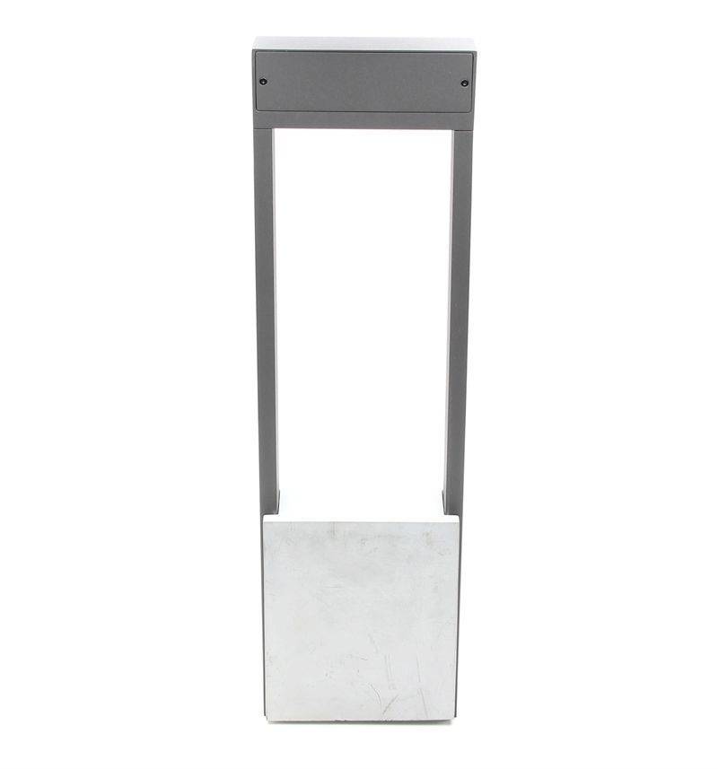 Eine moderne, freistehende Bodenleuchte aus Metall in minimalistischer Form, mit grauem Korpus und weißem Sockel.