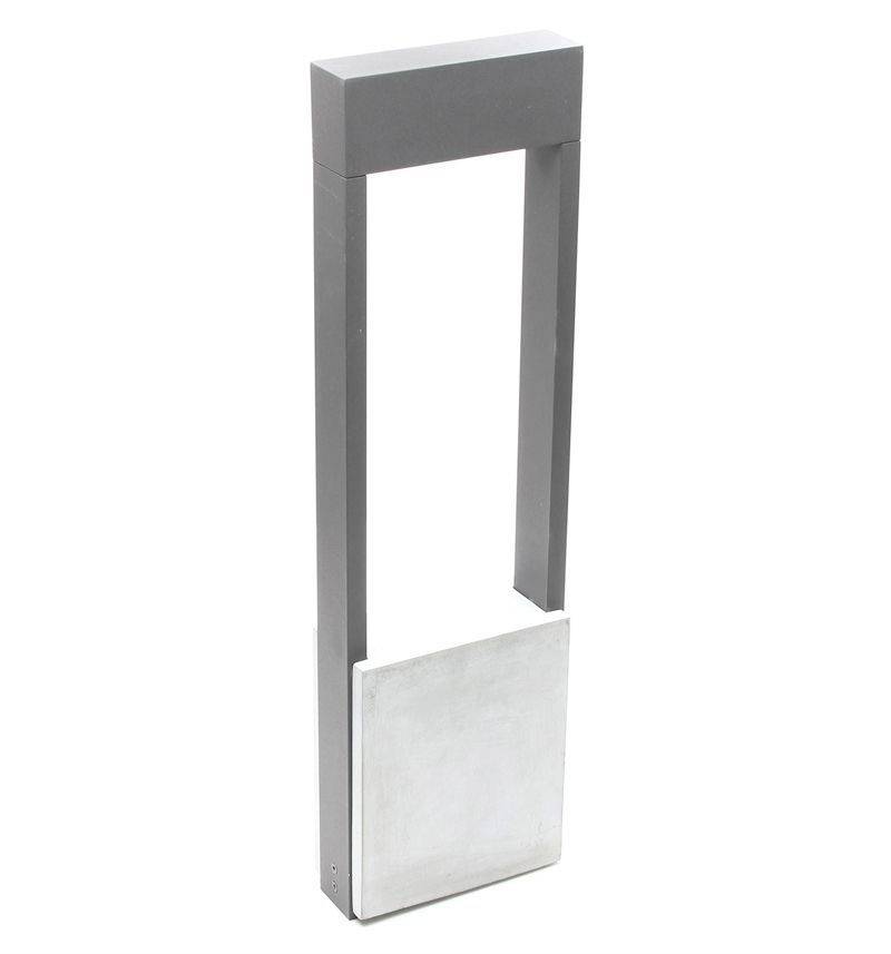 Graues, rechteckiges Metallobjekt, das einem Rahmen ähnelt, mit einer Platte am unteren Ende. Möglicherweise Teil eines technischen Geräts.