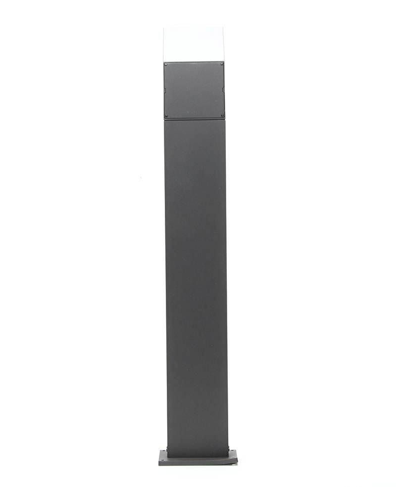 Eine hohe, schwarze Stele mit rechteckigem Querschnitt, möglicherweise für dekorative oder funktionale Zwecke im Außenbereich.