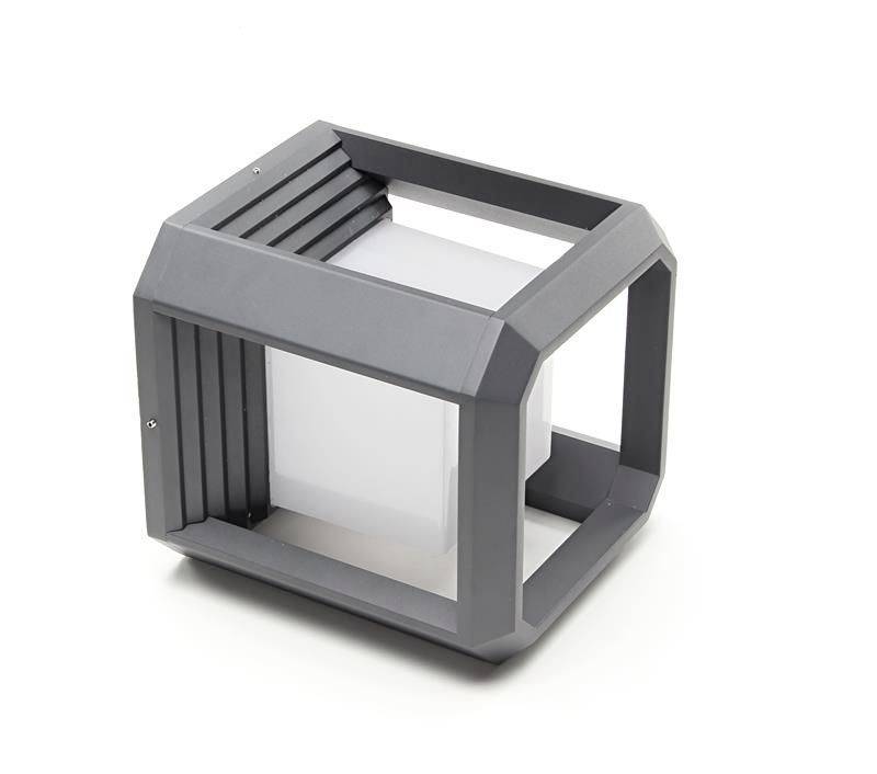 Graue, würfelförmige Lampe mit offenen Seiten und innerem, weißem Leuchtkörper. Geeignet für moderne Innenräume oder Außenbereiche.