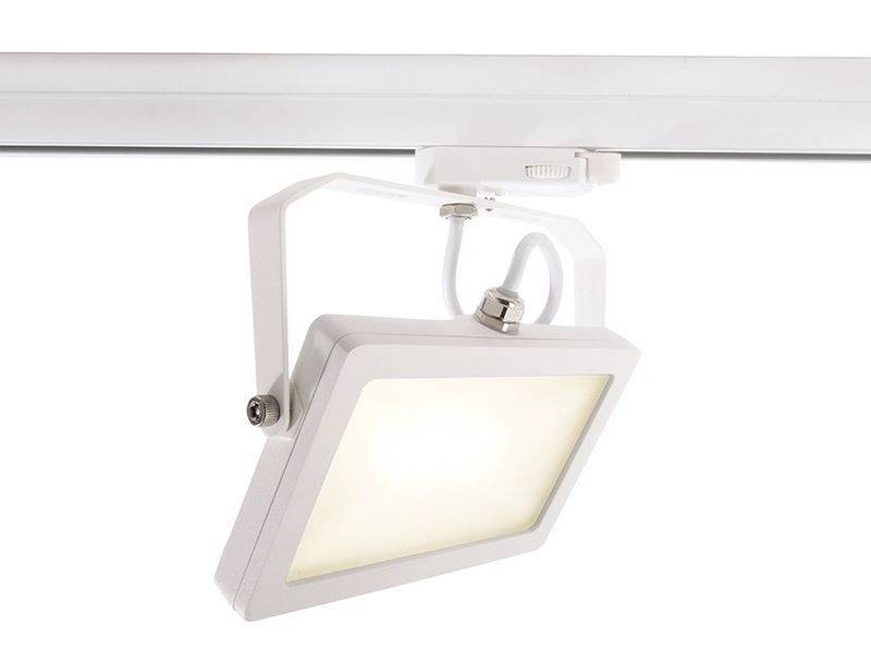 Ein weißer LED-Strahler ist an einer Deckenleiste montiert. Der Strahler ist leicht geneigt und leuchtet warmweiß.
