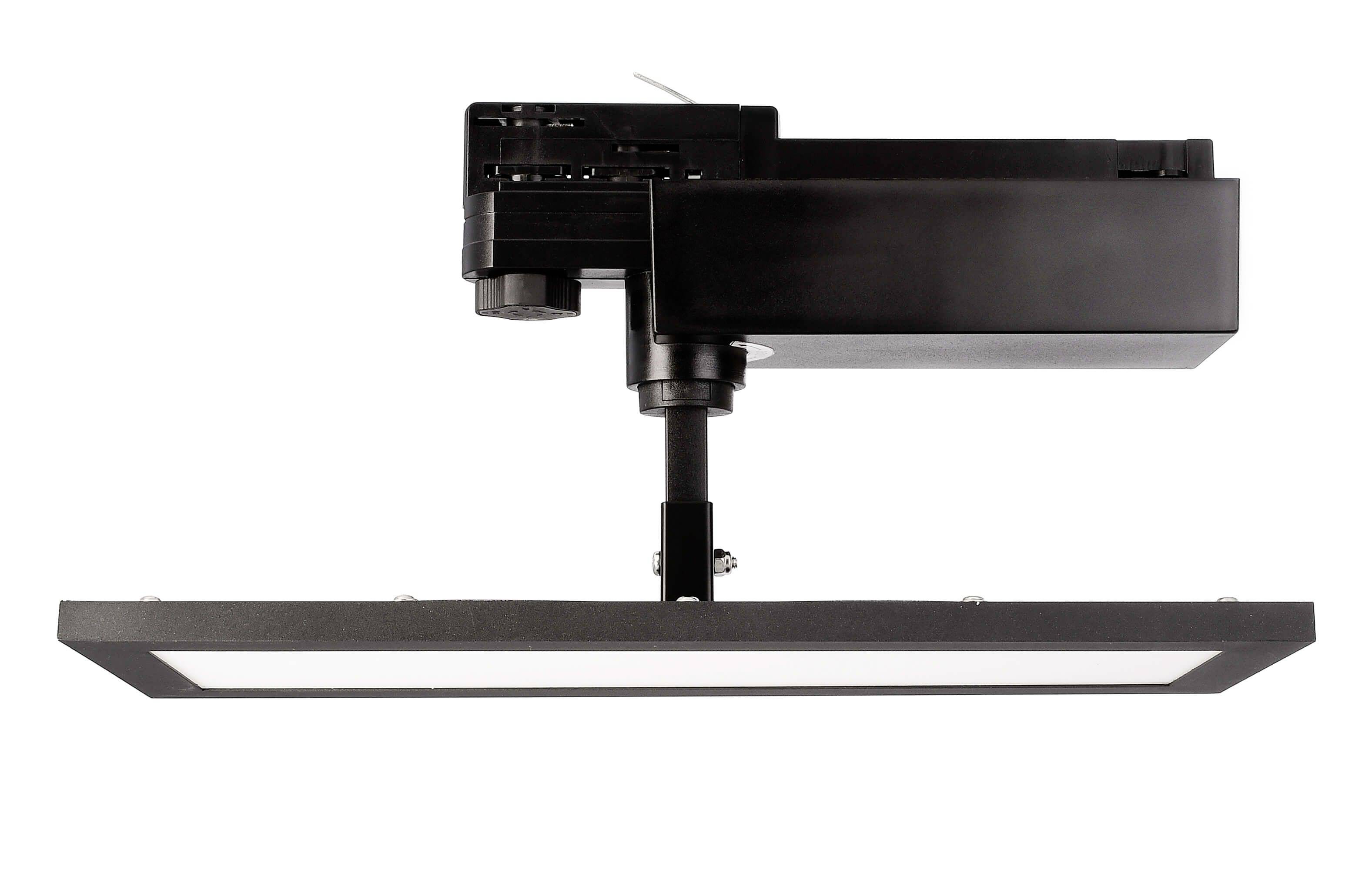 Ein schwarzes, rechteckiges LED-Leuchtenmodul, montiert an einem quadratischen, schwarzen Halterungsarm.